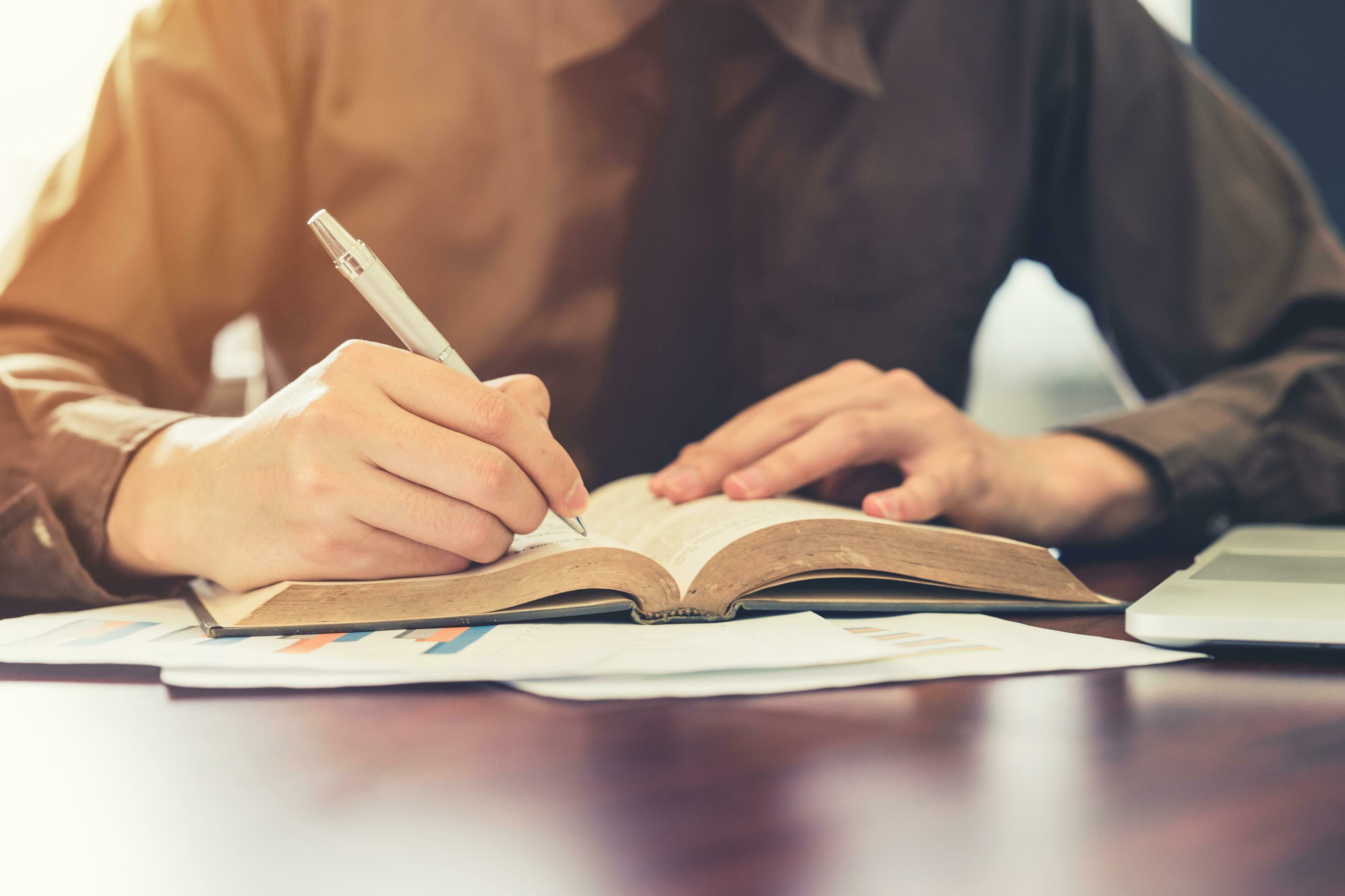 Nghĩ từ phê bình văn chương